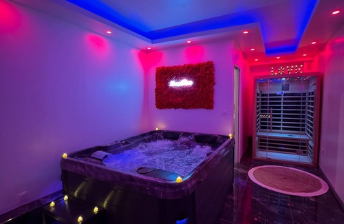 Chevilly-Larue Appartement | Appartement LoveRoom, spa jacuzzi & Sauna ambiance Romantique !