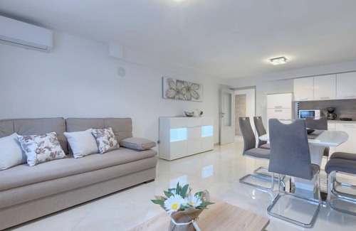Galizana Appartement | Appartement Meden by Interhome