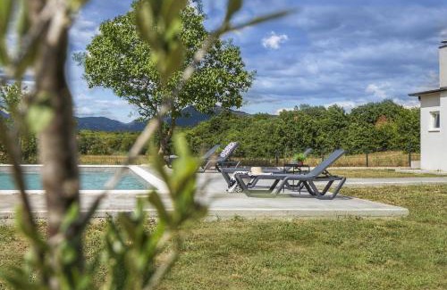 Ripenda Verbanci Appartement | Apartment Mirna with Swimming Pool