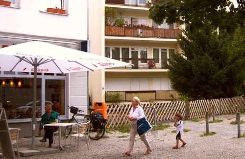 Charlottenburg Appartement | L´appartement “MIRÓ-BILÉ”: flair artistique, balcon donnant au sud, en plein centre ouest (Charlottenburg) – aux rives verts de la Spree