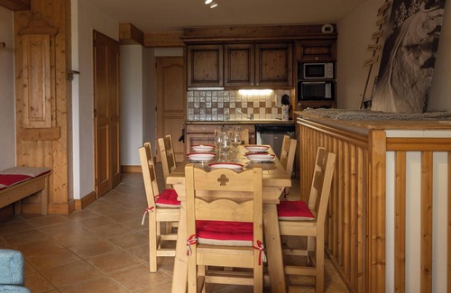 Les Esserts Appartement | Appartement 'Morrillon 1100 Skis aux Pieds' avec vue sur les montagnes, balcon et Wi-Fi.
