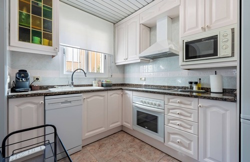 Comarruga Appartement | Appartement 'Near Beaches Large Private Patio' avec piscine partagée, Wi-Fi et climatisation