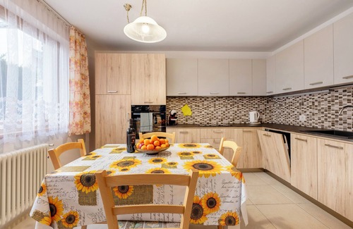 Predazzo Appartement | Appartement 'Night and Day 3' avec vue sur les montagnes, jardin privé et Wi-Fi.