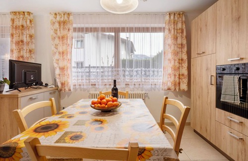 Predazzo Appartement | Appartement 'Night and Day 3' avec vue sur les montagnes, jardin privé et Wi-Fi.