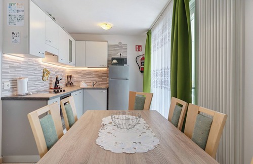 Predazzo Appartement | Appartement 'Night and Day 8' avec vue sur les montagnes, balcon et Wi-Fi.
