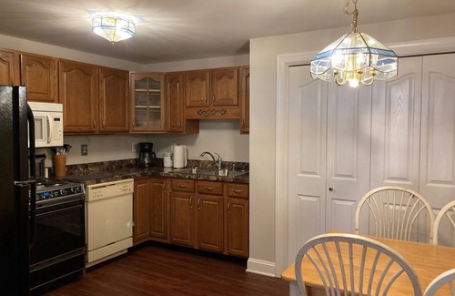 Forest Hill Appartement | Apartment over the garage, deep in the quiet woods, 2br.