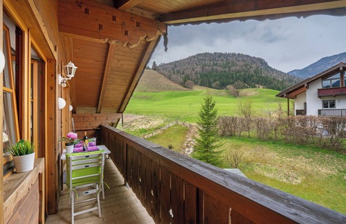 Weissbach an der Alpenstrasse Appartement | Appartement "Place In The Bavarian Mountains" avec vue sur les montagnes, jardin privé et Wi-Fi