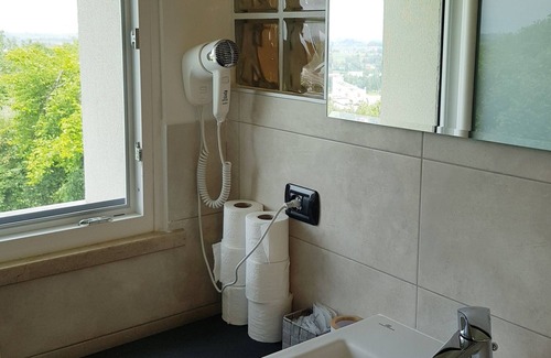 Pastrengo Appartement | Apartment placed in private facility, great for families, close to parks.