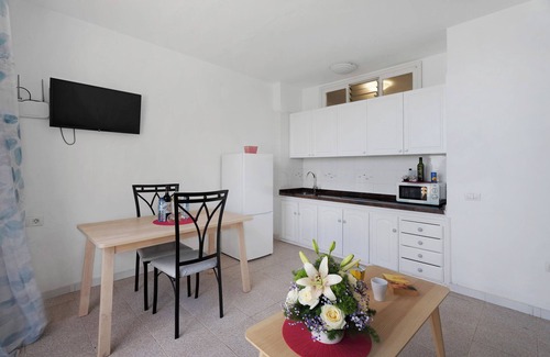 Alojera Appartement | Appartement 'Playa Azul - 8' avec vue sur la mer, terrasse privée et Wi-Fi