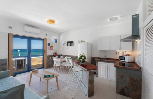 Alojera Appartement | Appartement 'Playa Azul - 5' avec vue sur la mer, terrasse privée et Wi-Fi