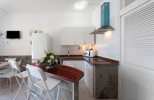 Alojera Appartement | Appartement 'Playa Azul - 5' avec vue sur la mer, terrasse privée et Wi-Fi