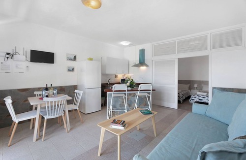 Alojera Appartement | Appartement 'Playa Azul - 3' avec vue sur la mer, terrasse privée et Wi-Fi