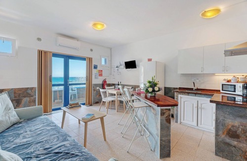 Alojera Appartement | Appartement 'Playa Azul - 1' avec vue sur la mer, terrasse privée et Wi-Fi