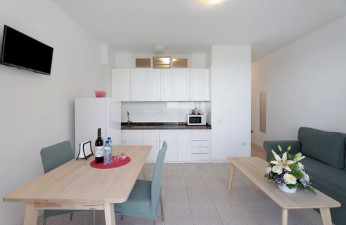 Alojera Appartement | Appartement 'Playa Azul - 7' avec vue sur la mer, terrasse privée et Wi-Fi