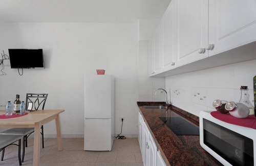 Alojera Appartement | Appartement 'Playa Azul - 10' avec vue sur la mer, terrasse privée et Wi-Fi