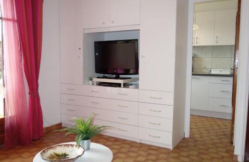 Saint-Cyr-sur-Mer Appartement | Apartment Provence Village-3 by Interhome
