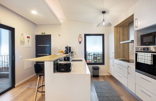Prazeres Appartement | Appartement "Referta Apartamento T1" avec vue sur la mer, terrasse privée et Wi-Fi.