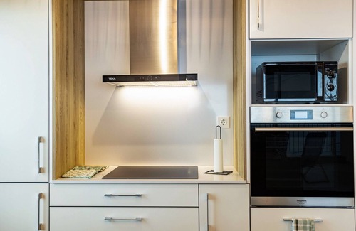 Prazeres Appartement | Appartement "Referta Apartamento T1" avec vue sur la mer, terrasse privée et Wi-Fi.