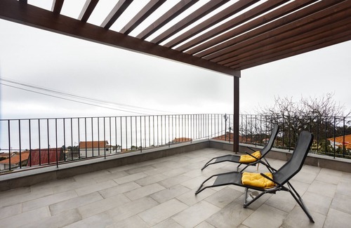 Prazeres Appartement | Appartement "Referta Apartamento T1" avec vue sur la mer, terrasse privée et Wi-Fi.