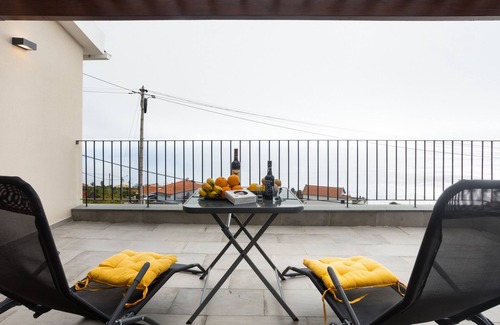 Prazeres Appartement | Appartement "Referta Apartamento T1" avec vue sur la mer, terrasse privée et Wi-Fi.