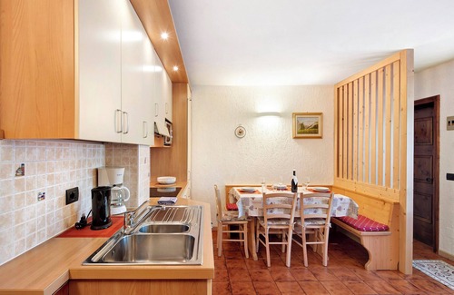Teola Appartement | Appartement 'Résidence Attila Giardino' avec vue sur les montagnes, jardin partagé et Wi-Fi.