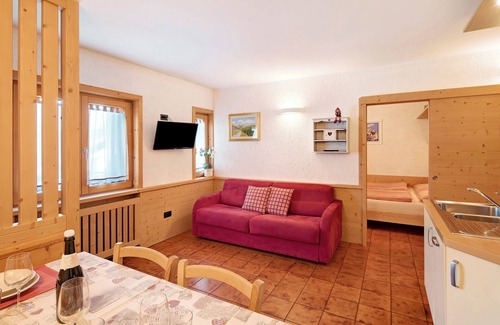 Teola Appartement | Appartement 'Résidence Attila Giardino' avec vue sur les montagnes, jardin partagé et Wi-Fi.
