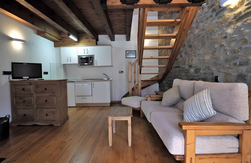 Lardies Appartement | Appartement 'Roble' avec vue sur les montagnes, piscine partagée et Wi-Fi