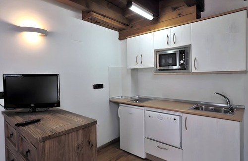 Lardies Appartement | Appartement 'Roble' avec vue sur les montagnes, piscine partagée et Wi-Fi