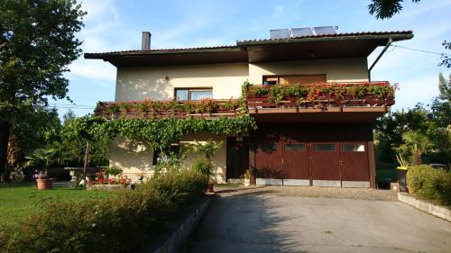 Postojna Appartement | Apartment & rooms Grmek