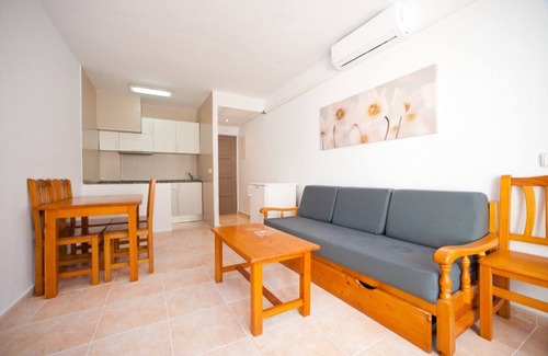 Santa Eulalia del Rio Appartement | Appartement Ses Veles 2 dormitorios près de la plage avec vue sur mer, piscine, Wi-Fi et jardin