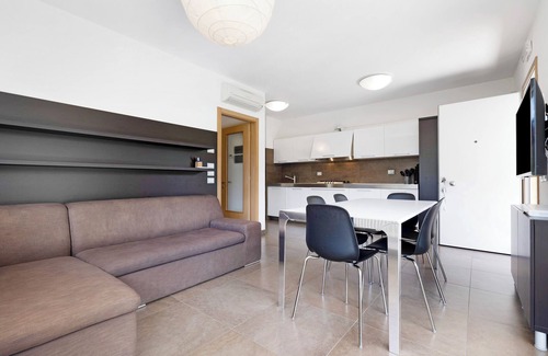 Torbole sul Garda Appartement | Appartement 'Appartamento Sole Torbole' avec vue sur montagne, terrasse privée et climatisation