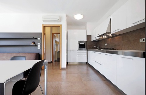 Torbole sul Garda Appartement | Appartement 'Appartamento Sole Torbole' avec vue sur montagne, terrasse privée et climatisation