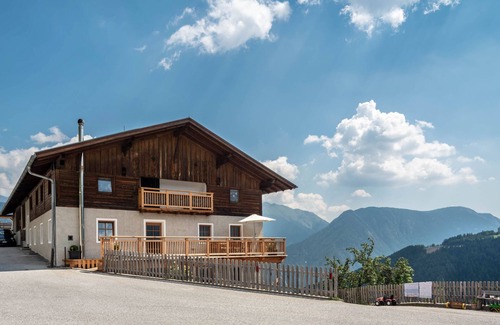 Campo di Trens Appartement | Appartement 'Sparberhof - Floriani' avec vue sur les montagnes, terrasse plein air et Wi-Fi.