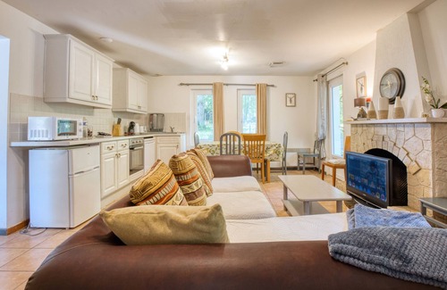 Bergerac Appartement | Apartment 'Stag' with Shared Pool, Wi-Fi and Air Conditioning