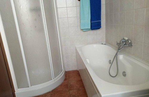 Rocchetta di Vara Appartement | Apartment 'Stanza Degli Elfi' with Shared Garden and Wi-Fi