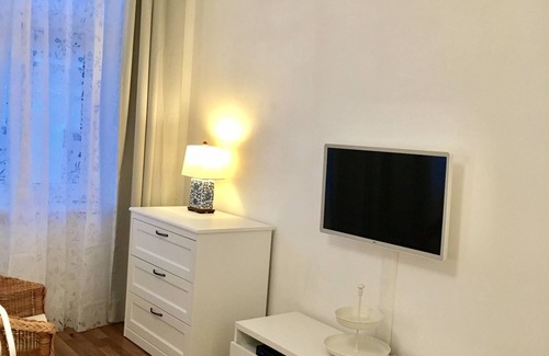 Neulerchenfeld Appartement | Apartment Top 30 mit Doppelbett im Wohnraum