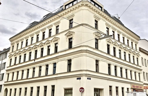 Neulerchenfeld Appartement | Apartment Top 30 mit Doppelbett im Wohnraum