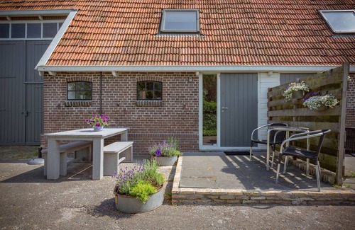 Workum Appartement | Apartment Trije (max 4 pers) in former farmhouse within walking distance of Workum