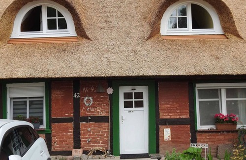 Demmin Appartement | Appartement 'Urlaub Unterm Reetdach' avec jardin privé et Wi-Fi