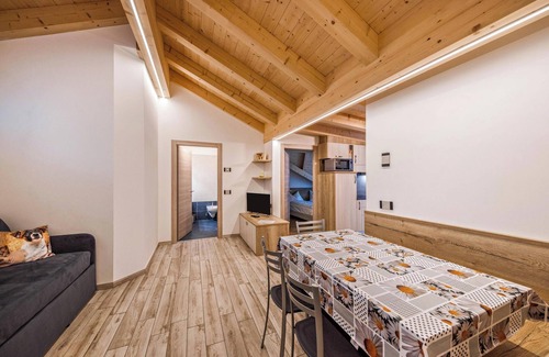Predazzo Appartement | Appartement "Vacanze Arcobaleno - Giallo" avec vue sur la montagne, sauna et bain à remous