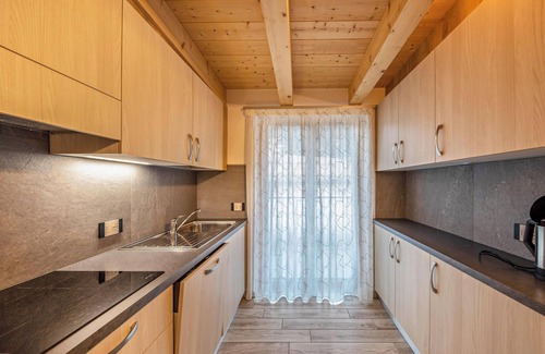Predazzo Appartement | Appartement "Vacanze Arcobaleno - Giallo" avec vue sur la montagne, sauna et bain à remous