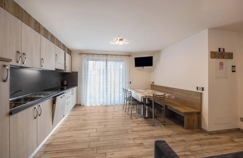 Predazzo Appartement | Appartement "Vacanze Arcobaleno - Viola" avec vue sur montagne, sauna et bain à remous