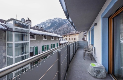Predazzo Appartement | Appartement "Vacanze Arcobaleno - Viola" avec vue sur montagne, sauna et bain à remous