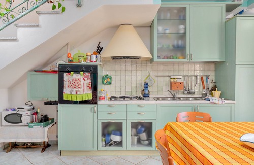 Case Peschiera-Lu Fraili Appartement | Appartement 'Villa Bouganville' avec vue mer, jardin et climatisation