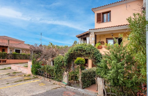 Case Peschiera-Lu Fraili Appartement | Appartement 'Villa Bouganville' avec vue mer, jardin et climatisation