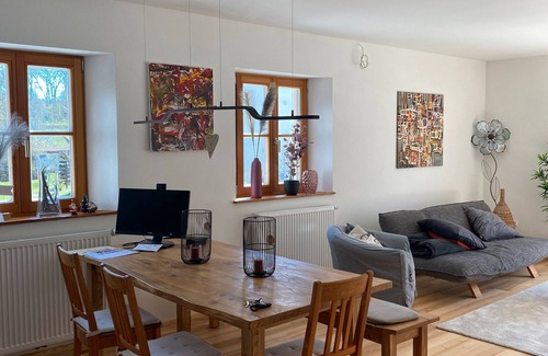 Holzheim a. Forst Appartement | Apartment 'Wein' with Private Terrace, Shared Garden and Wi-Fi