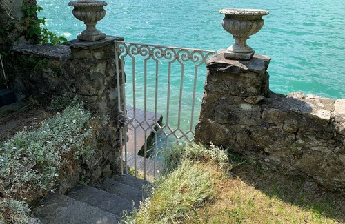Claino Con Osteno Appartement | Apartment with garden, direct access to the lake in ancient villa
