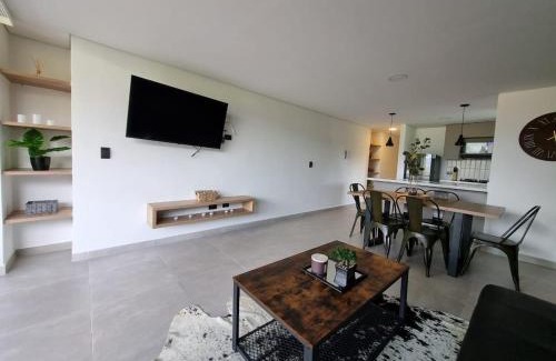 Guatape Appartement | Apartment with a hot tub and a view of Guatapé lake