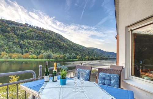 Bullay Appartement | Apartment with balcony directly on the banks and with a view of the Moselle