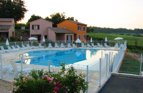 Saint-Trinit Appartement | Apartment with dishwasher close to Village